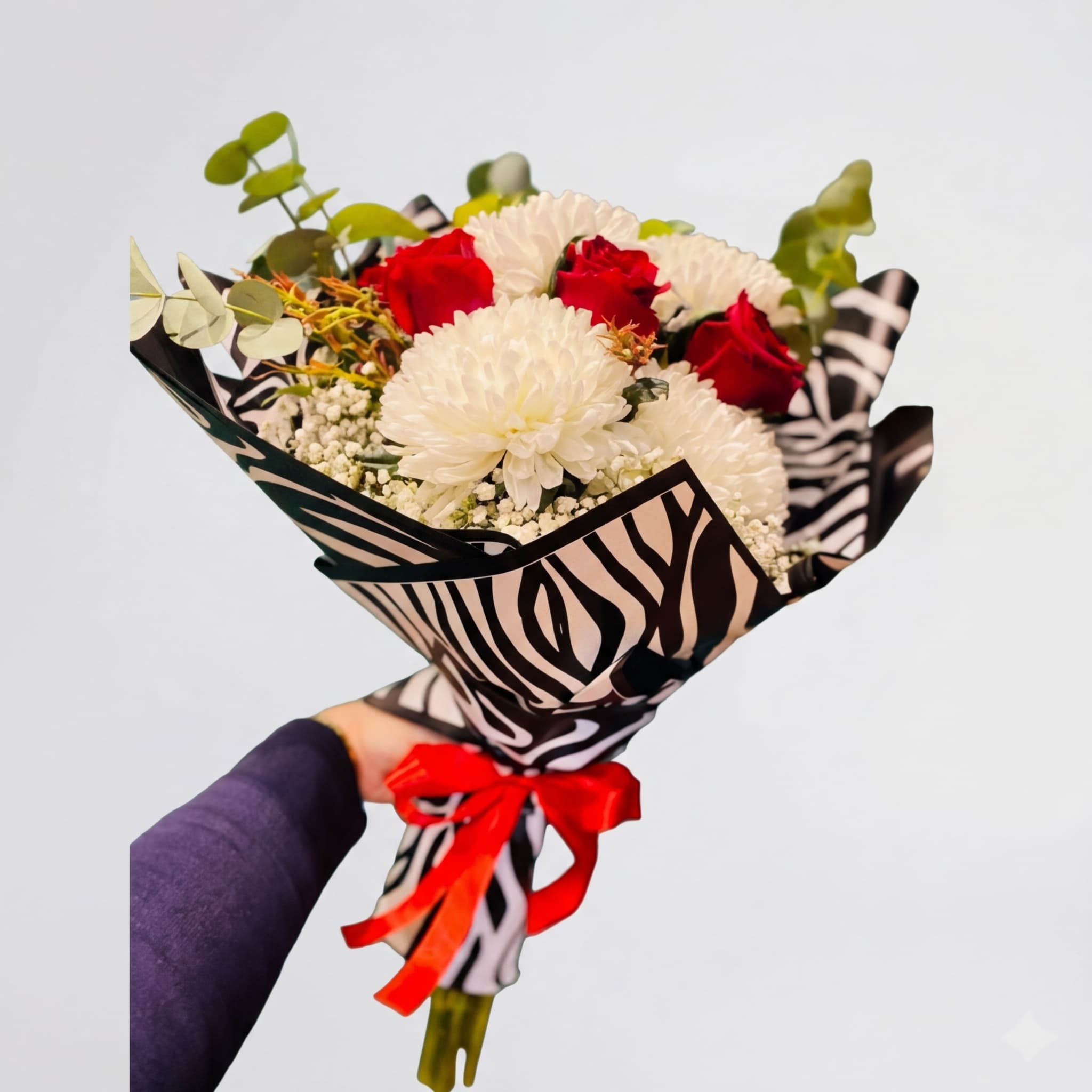 Слика на Букет од хризантеми и црвени рози