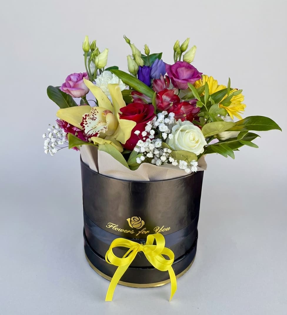 Слика на Црвени рози, орхидеи и сезонско цвеќе