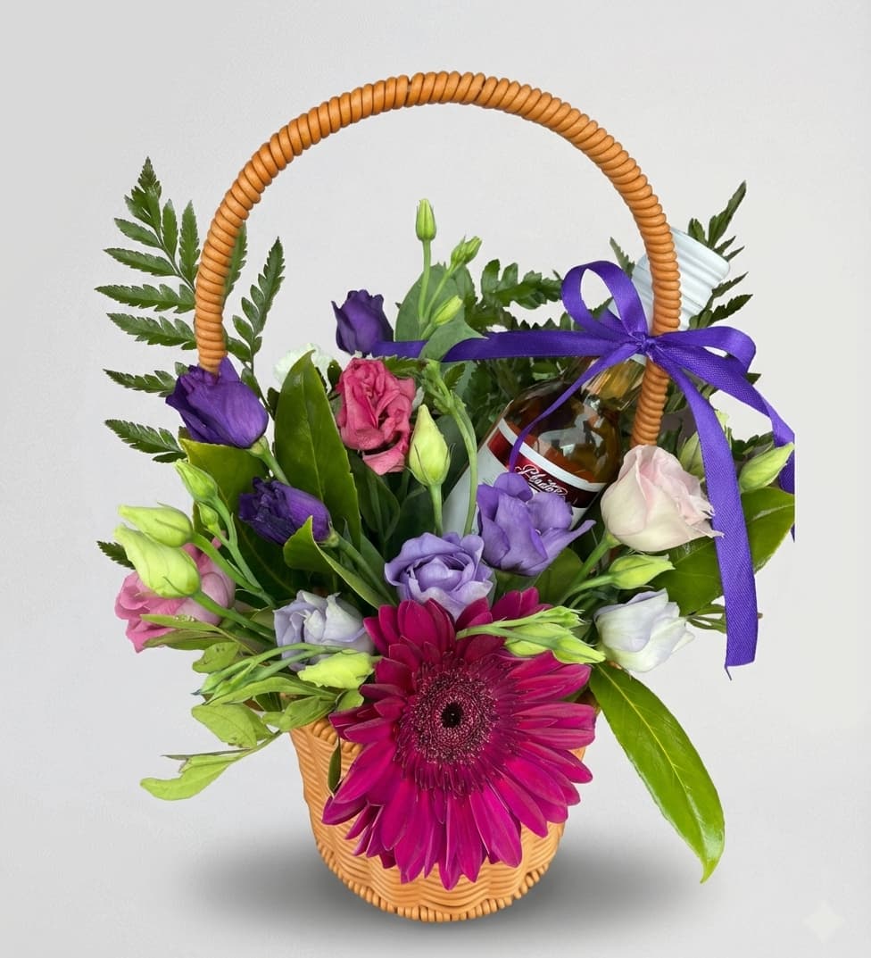 Слика на Цветна корпа „Виолетова магија“ со пијалок