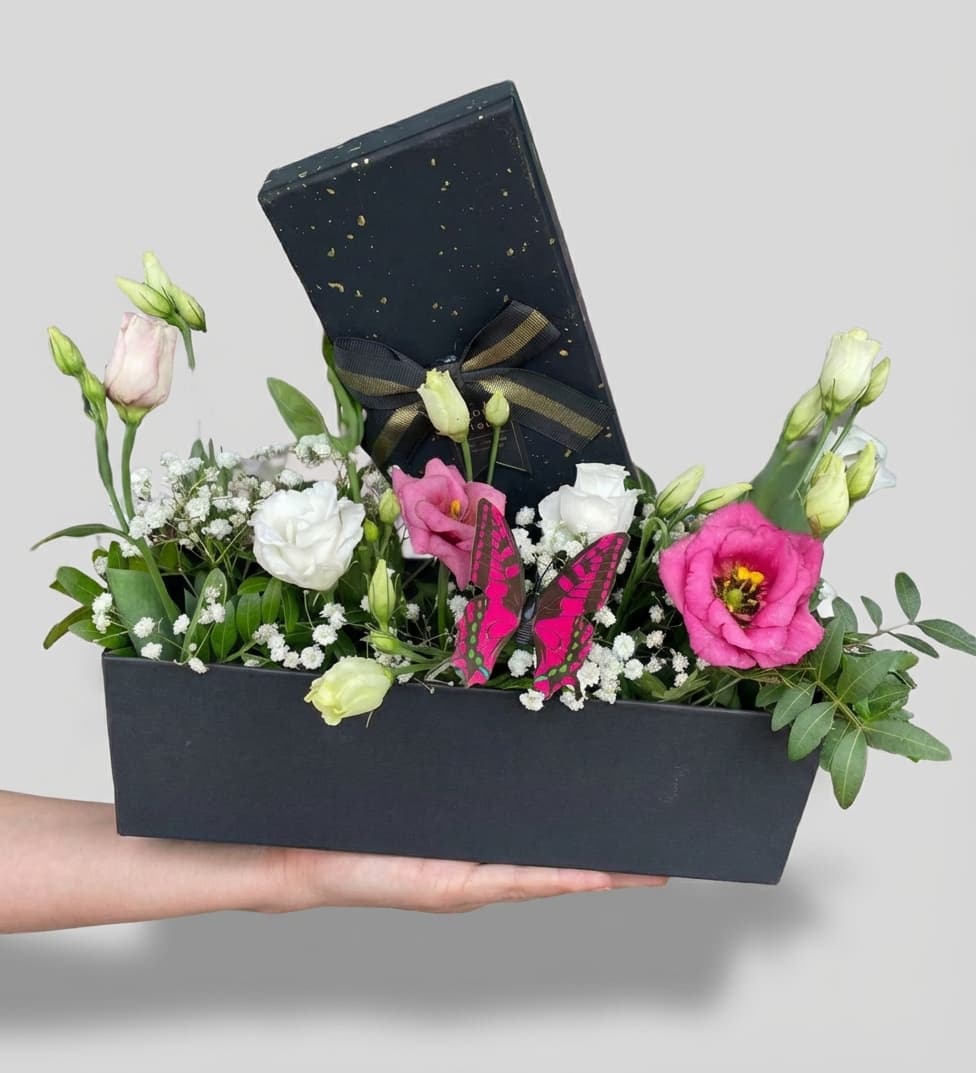 Слика на Еустома во кутија – Елегантен цветен аранжман