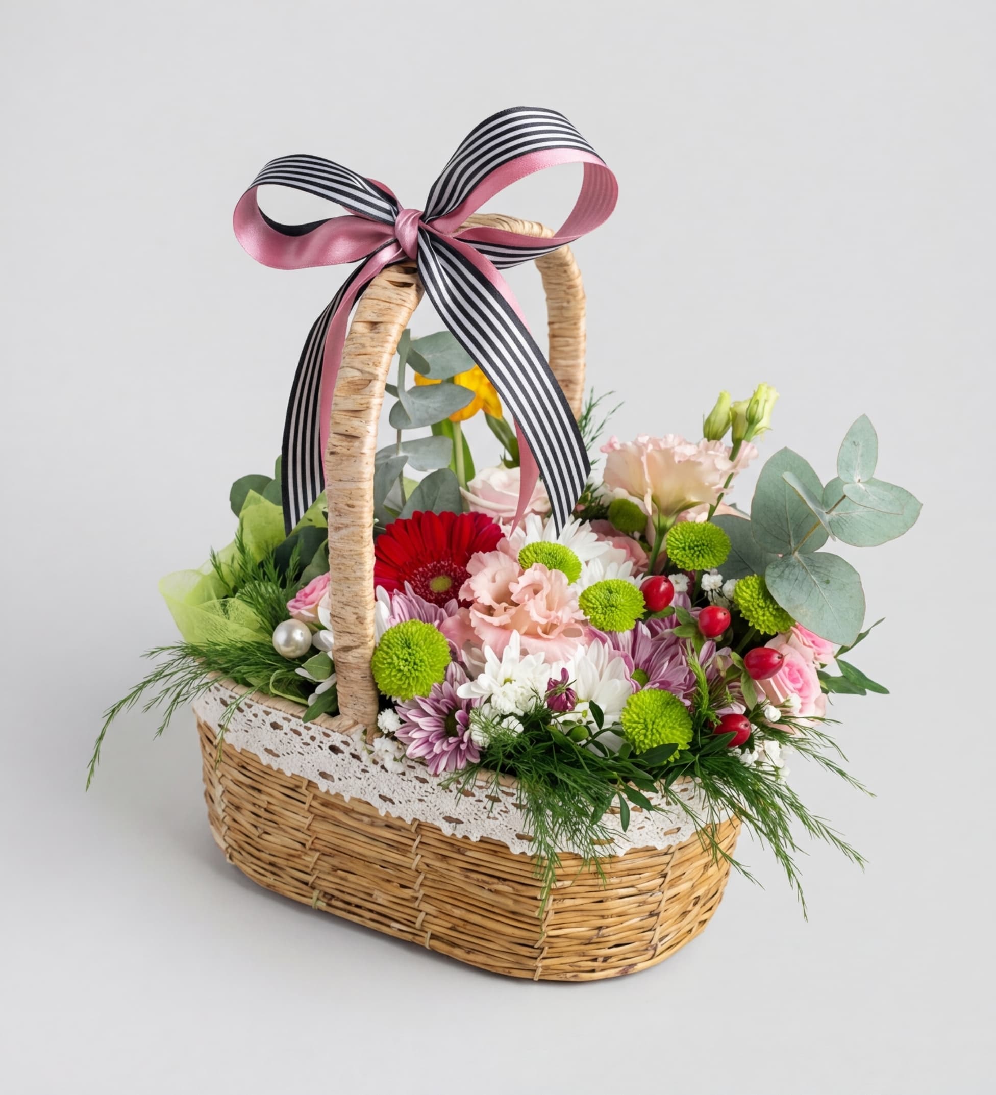 Слика на Романтична цветна кошница во пастелни тонови