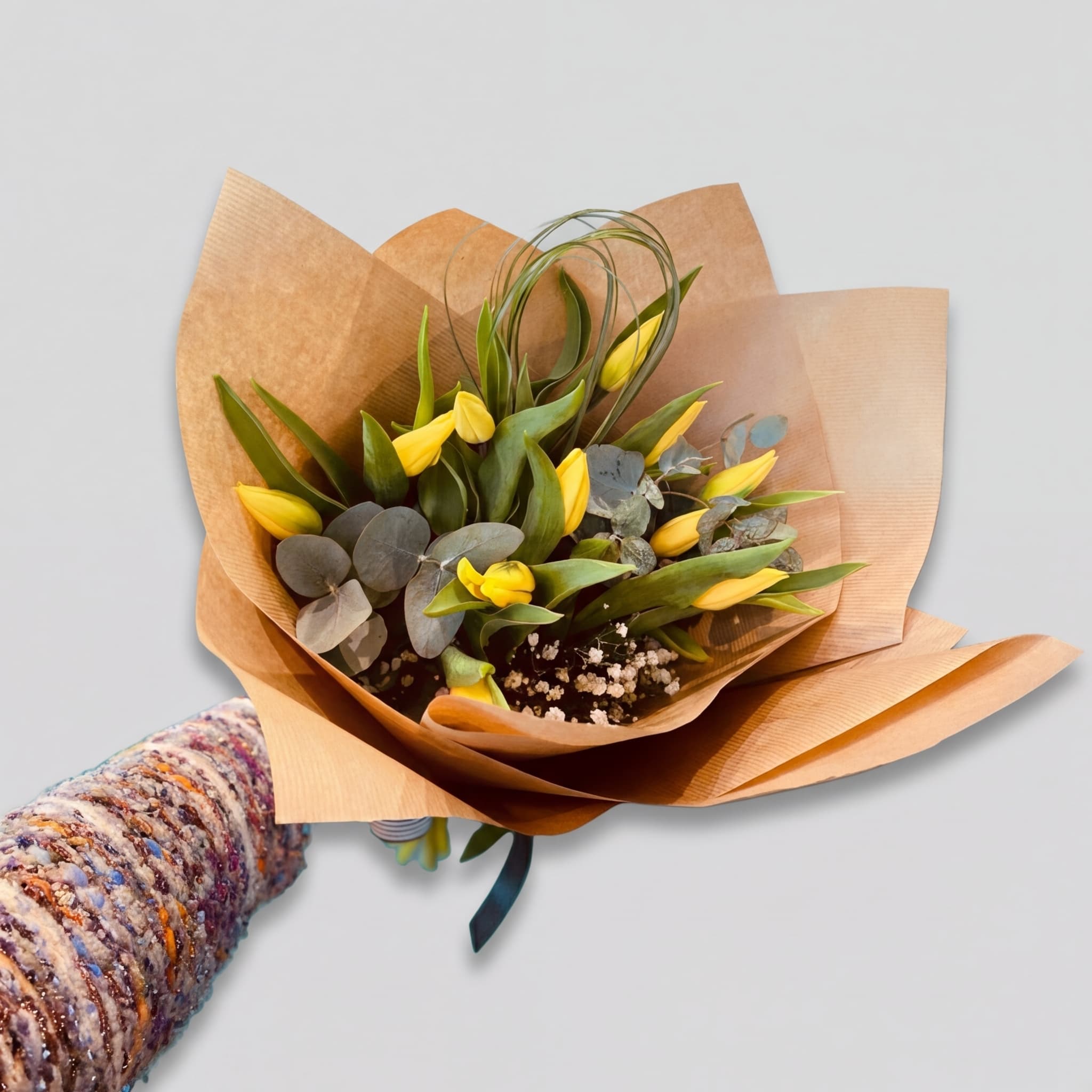 Слика на Елегантен букет со жолти лалиња и еукалиптус