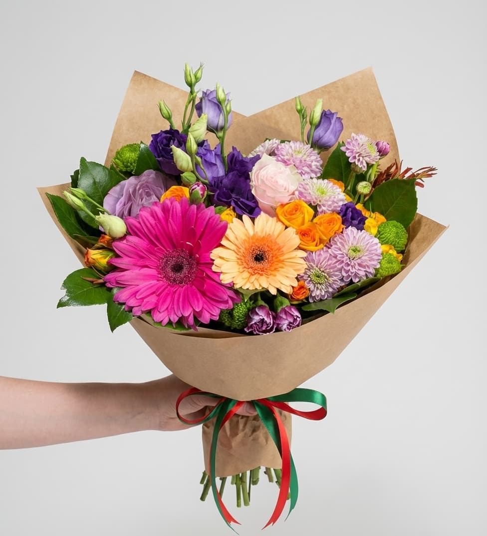 Слика на Шарен цветен аранжман со гербери, рози и еустома
