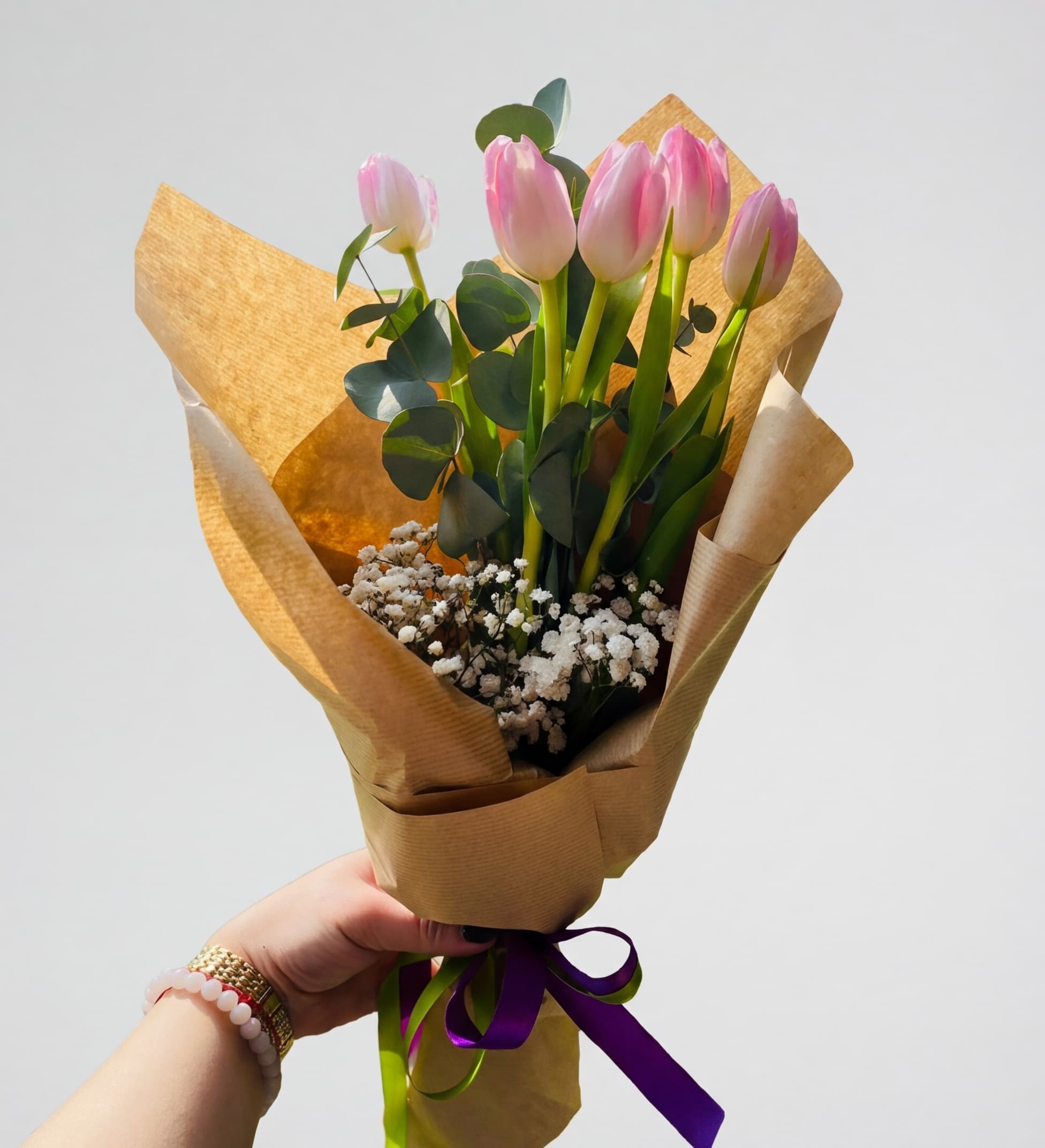 Слика на Нежен букет со розови лалиња и гипсофила