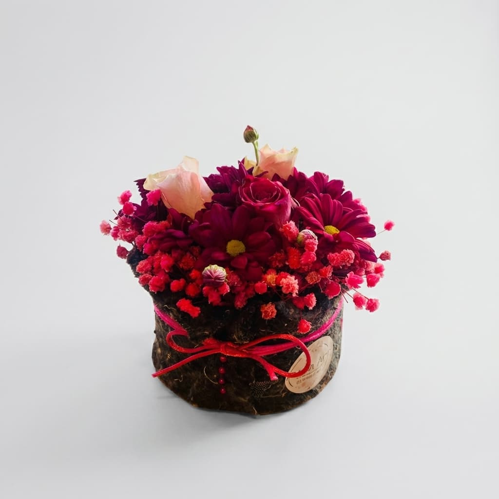 Слика на Романтичен аранжман во кутија со рози и хризантеми