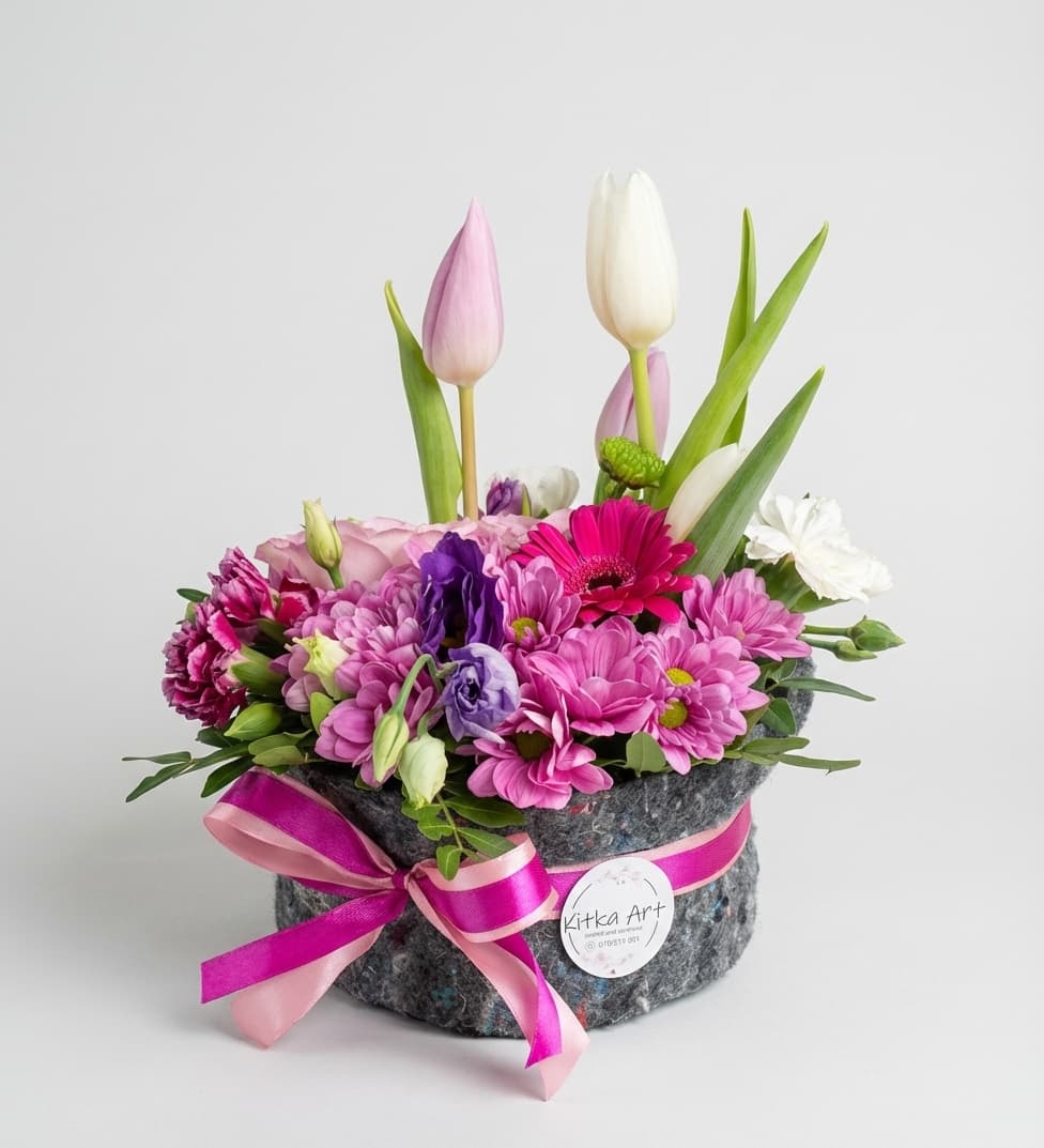 Слика на Романтичен цветен аранжман со лалиња, гербера и хризантеми