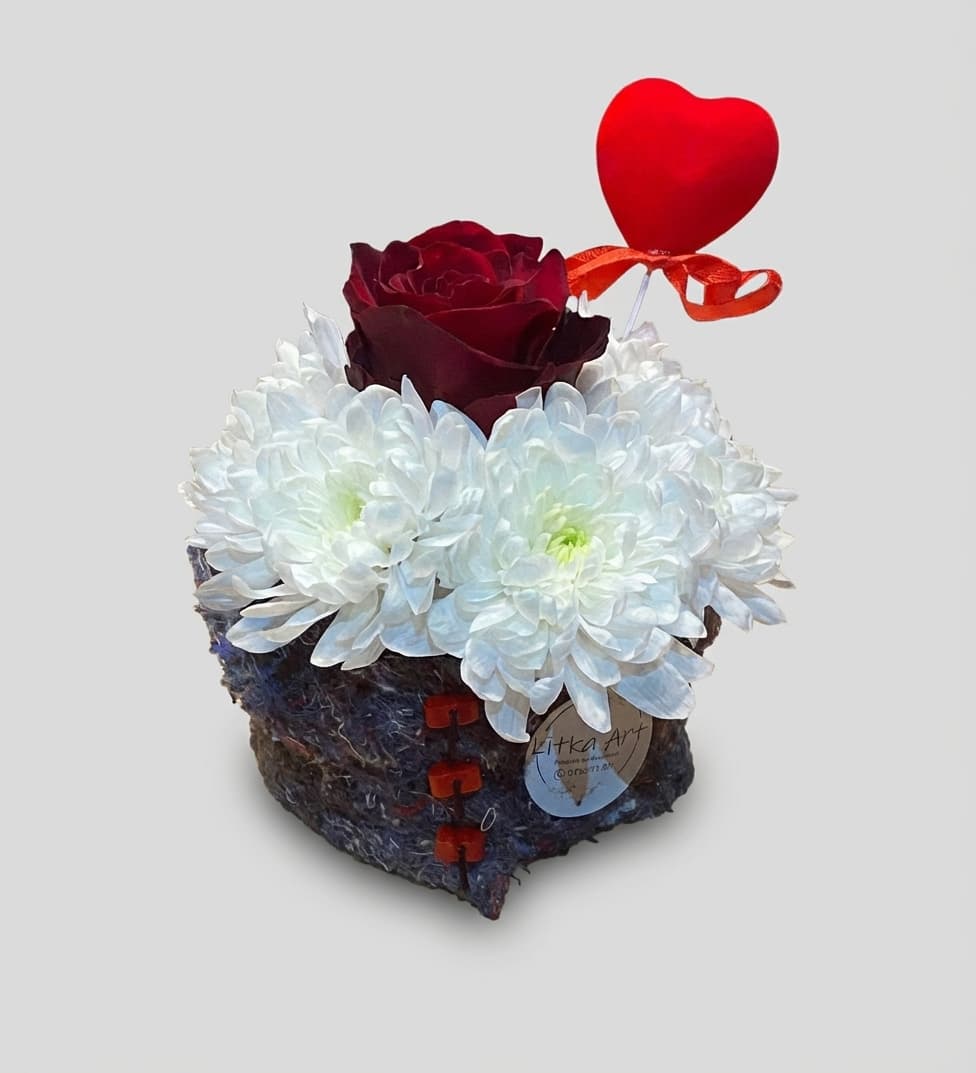 Слика на Романтичен аранжман со црвена роза и бели хризантеми
