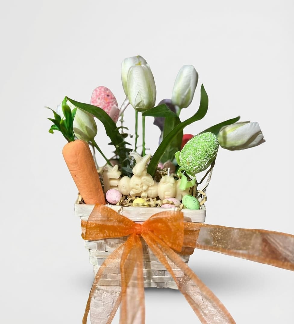 Слика на Велигденска кошничка со бели лалиња и декоративни детали