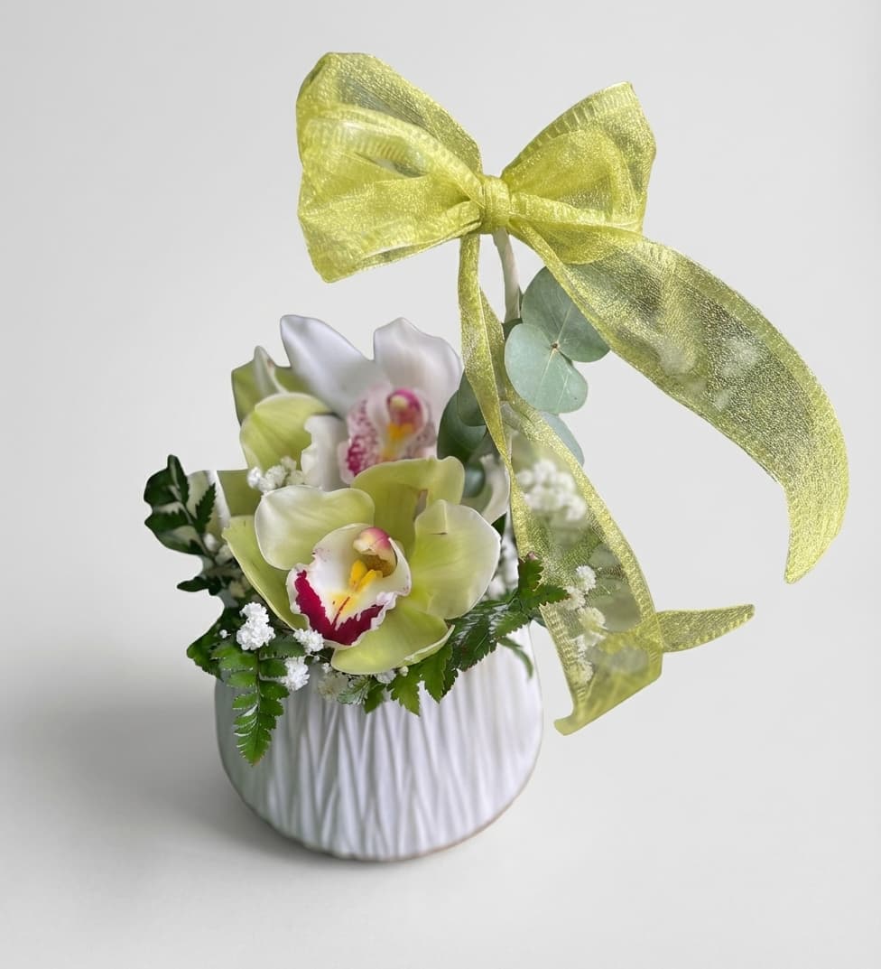 Слика на Шарм на орхидеи – Елегантна корпа со орхидеи