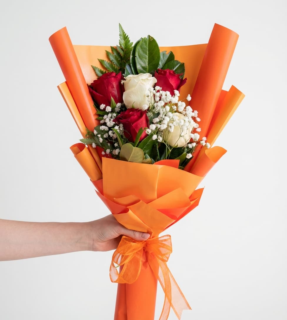 Слика на Зајдисонце Романса – Букет Црвени и Бели Ружи