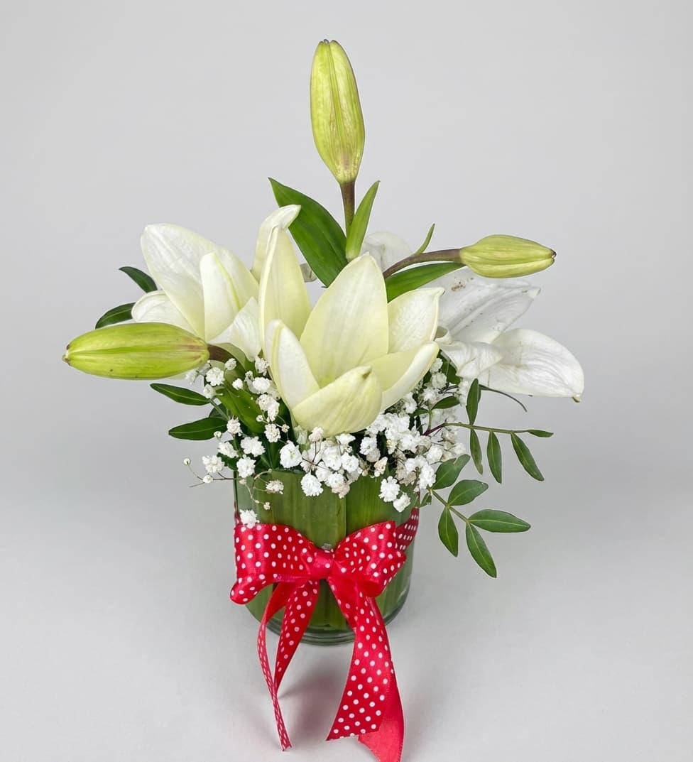 Слика на Лили Грејс – Цветен аранжман со бели лилјани