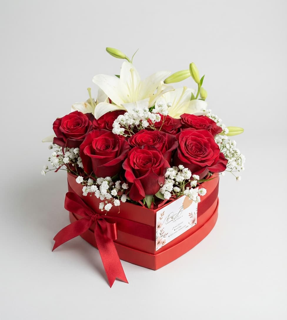 Слика на Скарлетна Елеганција – Кутија со Црвени Ружи и Бели Лилјани